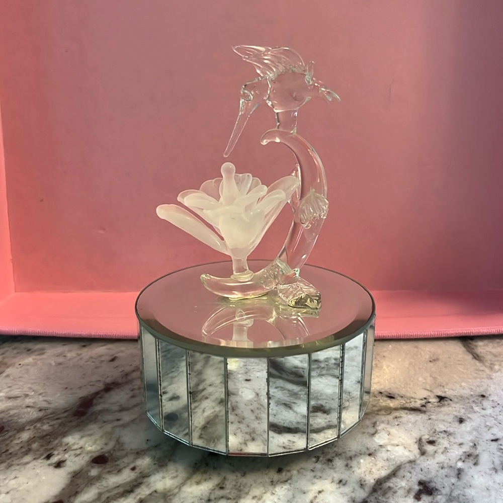 Mirrored hummingbird/flower musical accent